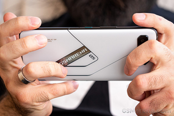 Trên tay "vua" smartphone chơi game Asus ROG Phone 5 Ultimate